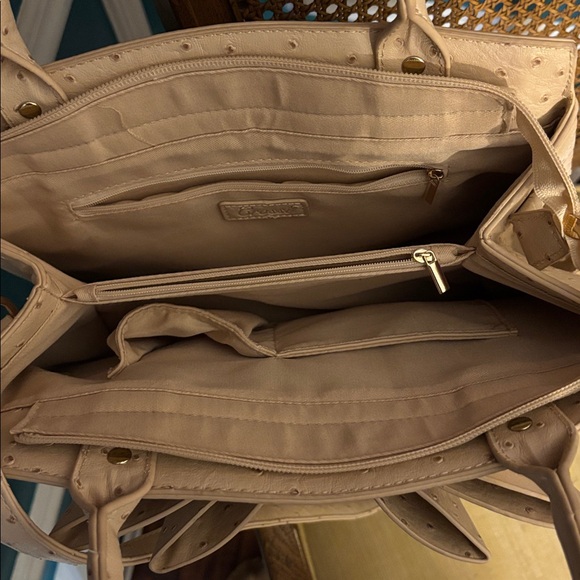 Crossi NEW YORK Elegant Cream Bow Handbag- make an offer - Picture 4 of 4